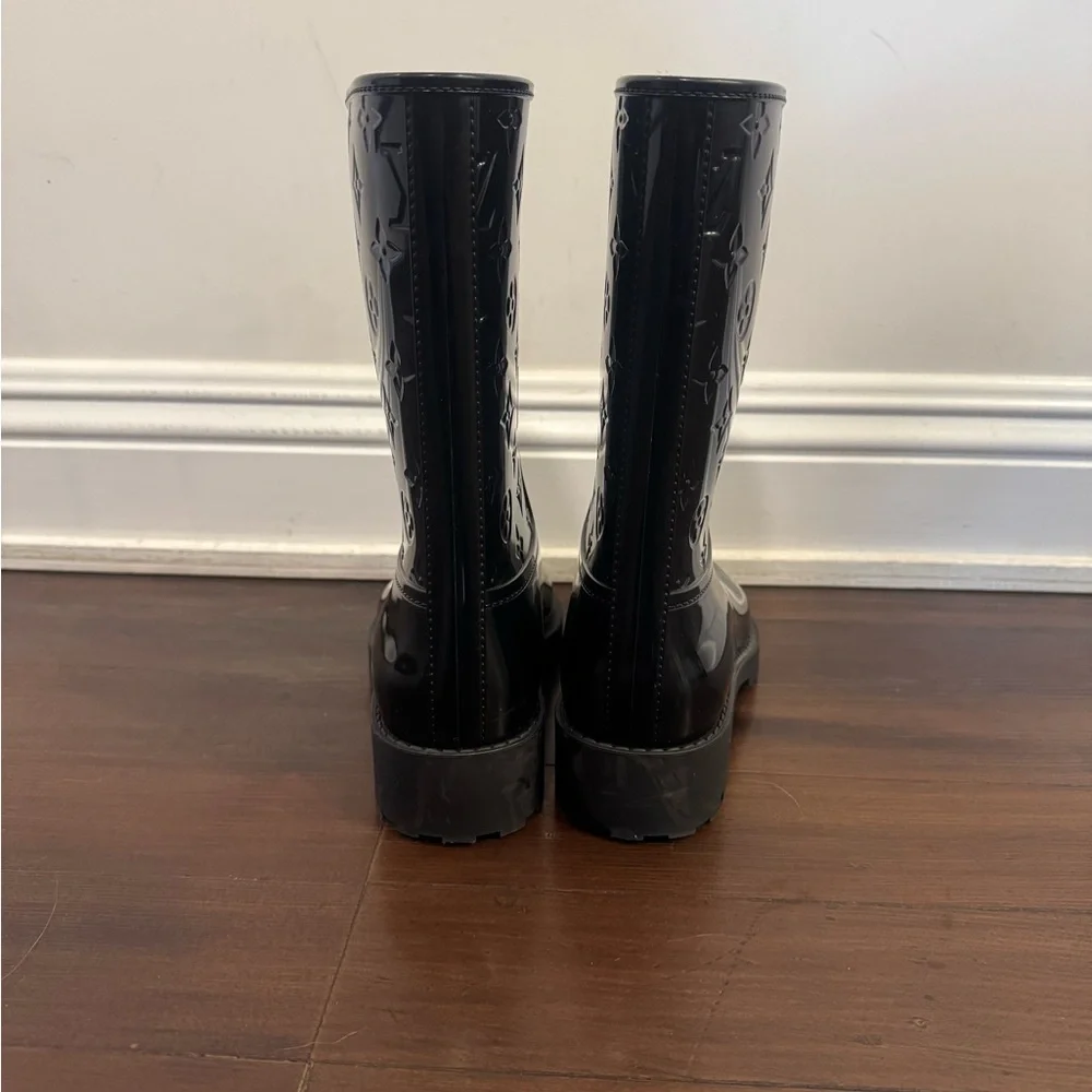 Louis Vuitton authentic rain boots   size 37  worn twice light scuffs on soles